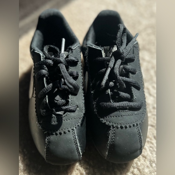 Nike Kids Black and White Cortez Sneakers Size 10 - Picture 3 of 4